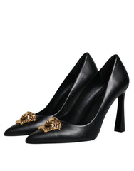 Escarpins Versace en cuir noir avec plaque logo
