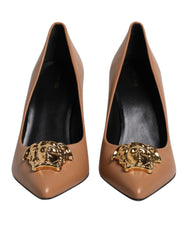 Escarpins Versace en cuir marron avec plaque logo