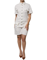 Robe combishort blanche en coton à manches courtes et boutons. Veuillez choisir une robe combishort blanche à manches courtes et à boutons.