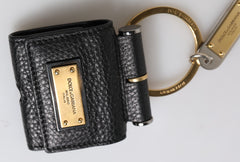 Étui AirPods Dolce & Gabbana avec bracelet en cuir noir et plaque logo en métal doré