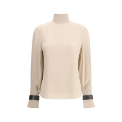 Brunello Cucinelli Seidenbluse mit Rollkragen und kostbaren Armbändern