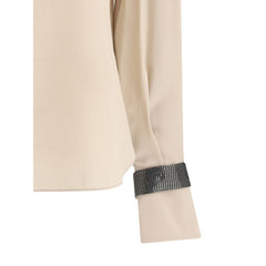 Brunello Cucinelli Seidenbluse mit Rollkragen und kostbaren Armbändern