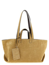 Vista frontale della borsa da viaggio in pelle marrone di A.P.C. con silhouette strutturata minimalista e manici sottili.