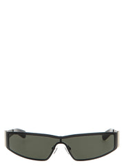 Vista frontal dos óculos de sol pretos Alexander McQueen com armação retangular ousada e lentes de cor escura.