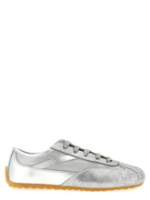 Alexander McQueen sneakers sportive in pelle argentata, caratterizzate da una finitura metallica e dalla suola in gomma oversize iconica.