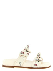 Sandalias Alexandre Birman en cuero vaca blanco con un perfil plano minimalista y distintivo diseño de nudo.