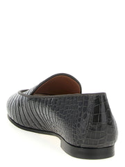 מבט אחורי של נעלי הסליפ-און של Aquazzura, המדגיש את מבנה העקב המחוזק וגימור עור העגל החלק.