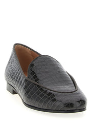 פרופיל צד של נעלי העור השחורות של Aquazzura, המציג עקב נמוך ואומנות איטלקית אלגנטית.