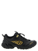 Vue de face des baskets de sport Balmain noires en nylon avec une semelle architecturale épaisse et une fermeture à lacets ton sur ton.