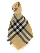 Écharpe Burberry beige en laine avec le motif iconique du carreau en forme rectangulaire classique.