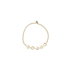 Seitenansicht des Chloé gold Messingarmbands, das seine raffinierte skulpturale Silhouette und elegante Krümmung zeigt.