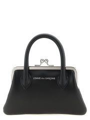 Comme Des Garçons musta veisekarvnahast visiitkaardihoidja esikülje vaade, millel on minimalistlik disain ja sile nahkviimistlus.