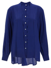 Frontvisning av DI.LA3 PARI' blå silkebluse med et raffinert knepp og elegant knappeslukningssilhuett.