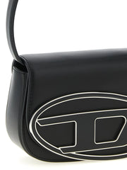 Bagfra af cowhide-skuldertasken fra Diesel, der fremhæver den glatte læderfinish og det minimalistiske design.