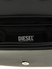 Nærbillede af skuldertasken fra Diesel med fokus på den ædle cowhide-tekstur og det polerede hardware i sølvtoner.