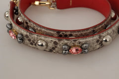 Nærbillede af 100% pythonlæderstrukturen og poleret guldtonebeslag på Dolce & Gabbana accessory.