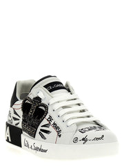 Takakuva Dolce & Gabbanan kaksivärisistä calfskin-tennareista, jossa korostuu jäsennelty kantapää ja hillitty Dolce & Gabbana -merkintä.