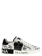 Dolce & Gabbanas tvåfärgade sneakers i kalvskinn i vitt och svart, med en klassisk siluett i låg modell för män.