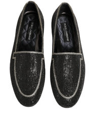 Zadný pohľad na čierne kožené lodičky od Dolce & Gabbana, zvýrazňujúci bezšvovú konštrukciu päty a iskrivosť.
