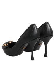Oversigtsbillede af Dolce & Gabbana sorte læder stilet pumps, der viser det mærkede indersål og spidse tå design.