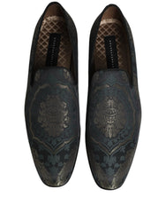 Achterkant van de Dolce & Gabbana-bloemenloafers, waarbij de gestructureerde hielkap en de hoogwaardige lederen afwerking worden benadrukt.