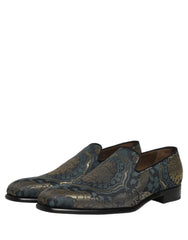 Van bovenaf bekeken Dolce & Gabbana-slip-ons, die de gewatteerde satijnvoering en het gelabelde leren binnenzool onthullen.