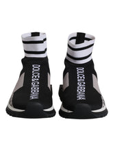 Sneakers slip-on Dolce & Gabbana Sorrento in jersey tecnico nero e grigio con audace branding del logo.