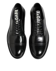 Bočný profil čiernych spoločenských kožených topánok Dolce & Gabbana pre mužov, zvýrazňujúci elegantnú siluetu a nízky opätok.