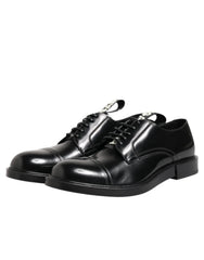 Pohľad zozadu na čierne spoločenské kožené topánky Dolce & Gabbana, zdôrazňujúci štruktúrovaný opätok a presné stehovanie.