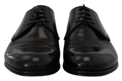 Priveliște de sus a pantofilor formali din piele neagră de la Dolce & Gabbana, cu șireturi tonale și un vârf migdalat rafinat.