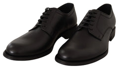 Sapatos Derby formais masculinos Dolce & Gabbana em couro preto polido com fecho clássico de renda e biqueira amendoada.