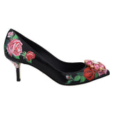 Černá kožená pumpa od Dolce & Gabbana s elegantní špičkou a vysokým jehlovým podpatkem pro rafinovanou večerní siluetu.