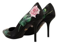 Van bovenaf bekeken Dolce & Gabbana puntige stiletto's in premium zwart leer met goudkleurige logo-binnenzolen.