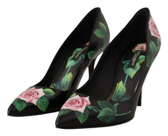 Achterkant van zwarte leren pumps van Dolce & Gabbana, waarbij het artistieke rode roos-hiel vakmanschap wordt benadrukt.