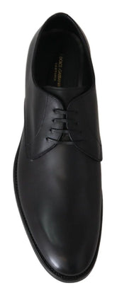 Ručne vyrábané čierne kožené spoločenské oxfords Dolce & Gabbana Sartoria, pohľad spredu, ktorý ukazuje leštený povrch.