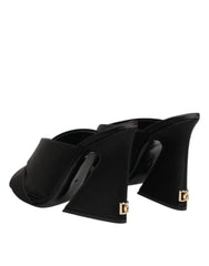 Vista dall'alto delle slides in raso nero Dolce & Gabbana con soletta in pelle brandizzata e design aperto.