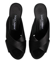Profilo laterale delle mules Keira di Dolce & Gabbana in raso nero misto seta con suola in pelle piatta.