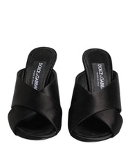 Slides in raso nero Keira di Dolce & Gabbana con placca logo DG dorata sul cinturino frontale.