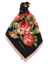 Foulard en soie noire Dolce & Gabbana avec un éclat sophistiqué et des bords délicatement roulés dans une coupe carrée classique.