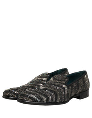 Vista cenital de los zapatos slip-on de Dolce & Gabbana, mostrando los patrones plateados simétricos en cuero negro premium.