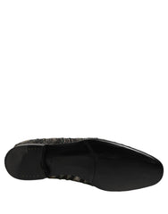 Zapatos náuticos para hombre de Dolce & Gabbana en cuero negro con intrincados adornos de cristal plateado en una vista frontal.