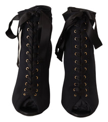 Zadní pohled na elastické boty Dolce & Gabbana, zdůrazňující bezešvé provedení paty a elegantní výšku kotníku.
