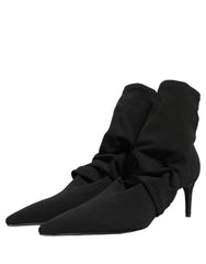 Priveliște de sus a botinelor negre Dolce & Gabbana tricotate, care subliniază deschiderea cu nervuri flexibile și silueta sofisticată.