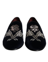 Sapatos de Vestir Dolce & Gabbana em Camurça Preta com Flores e Aplicação de Arma - EU41/US8