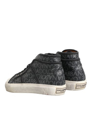 Perspektivvy ovanifrån av Dolce & Gabbana-logotypsneakers som visar de svarta skosnören och den märkta innersulan.