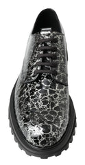 Vista traseira dos sapatos de couro preto e branco Dolce & Gabbana, destacando a costura precisa e o acabamento polido.