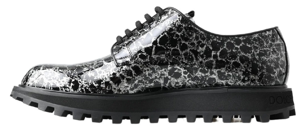 Sapatos Derby masculinos Dolce & Gabbana em couro patente preto e branco, com silhueta clássica de atacadores.