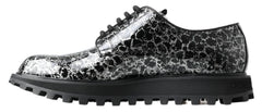 Sapatos Derby masculinos Dolce & Gabbana em couro patente preto e branco, com silhueta clássica de atacadores.
