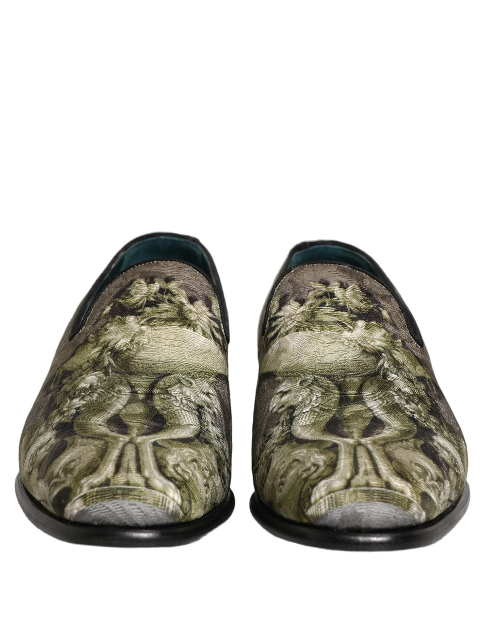Mocassins slip-on masculinos da Dolce & Gabbana em couro castanho com um intrincado padrão de impressão barroca por toda parte.