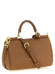 Sideprofil av Dolce & Gabbana kalveskinn bag i rik brun skinn, som fremhever dens smalere slitasje og rene linjer.